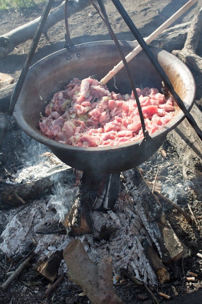 Pincepörkölt bográcsban